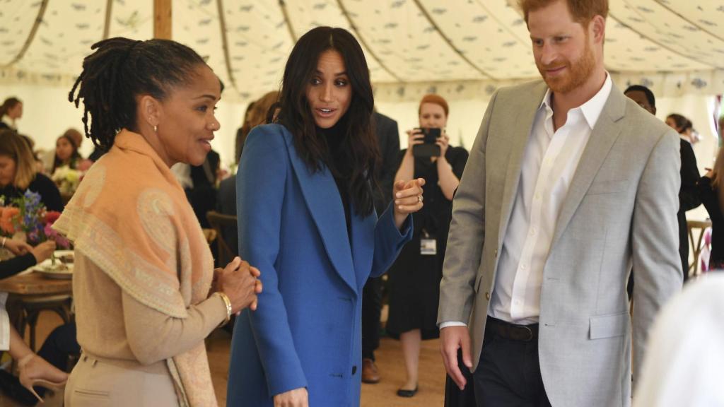 Meghan Markle junto a su madre y Harry en la presentación de su libro.