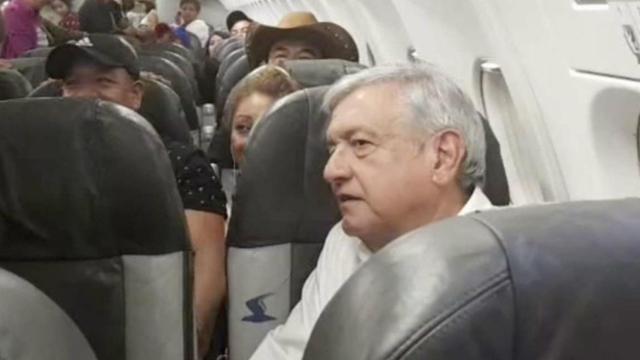 El presidente electo de México, Andrés Manuel López Obrador, en el avión.