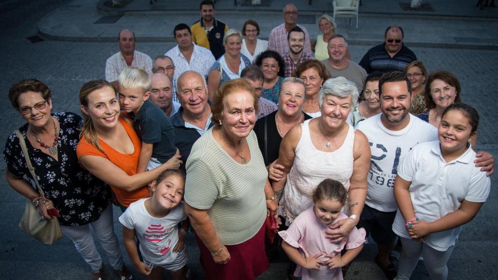 Miembros de varias generaciones de la familia De La Carrera en la plaza de la Constitución de Olivares (Sevilla).