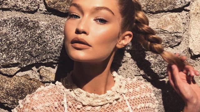 Gigi Hadid luciendo el tono de la temporada.