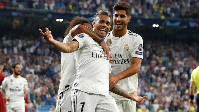 Mariano celebra junto a Asensio y Marcelo un gol