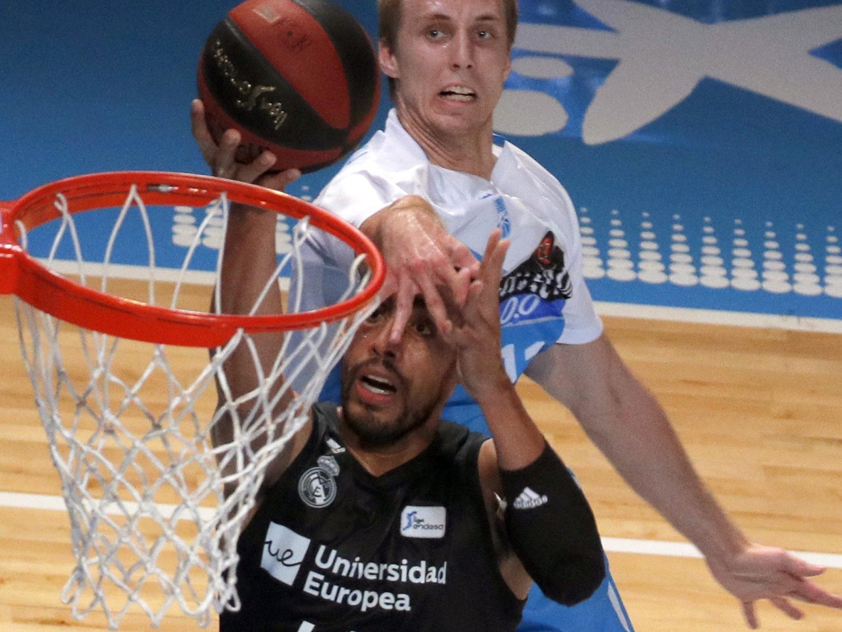 Ayón intentando una bandeja bajo la defensa de su marcador