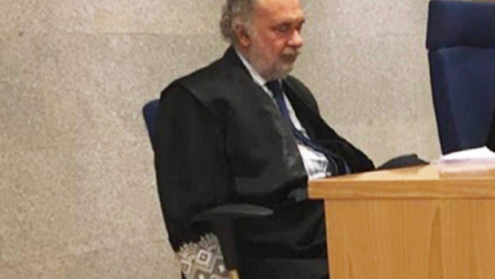 Una de las imágenes de Julio de Diego durante el juicio aportada por los denunciantes./