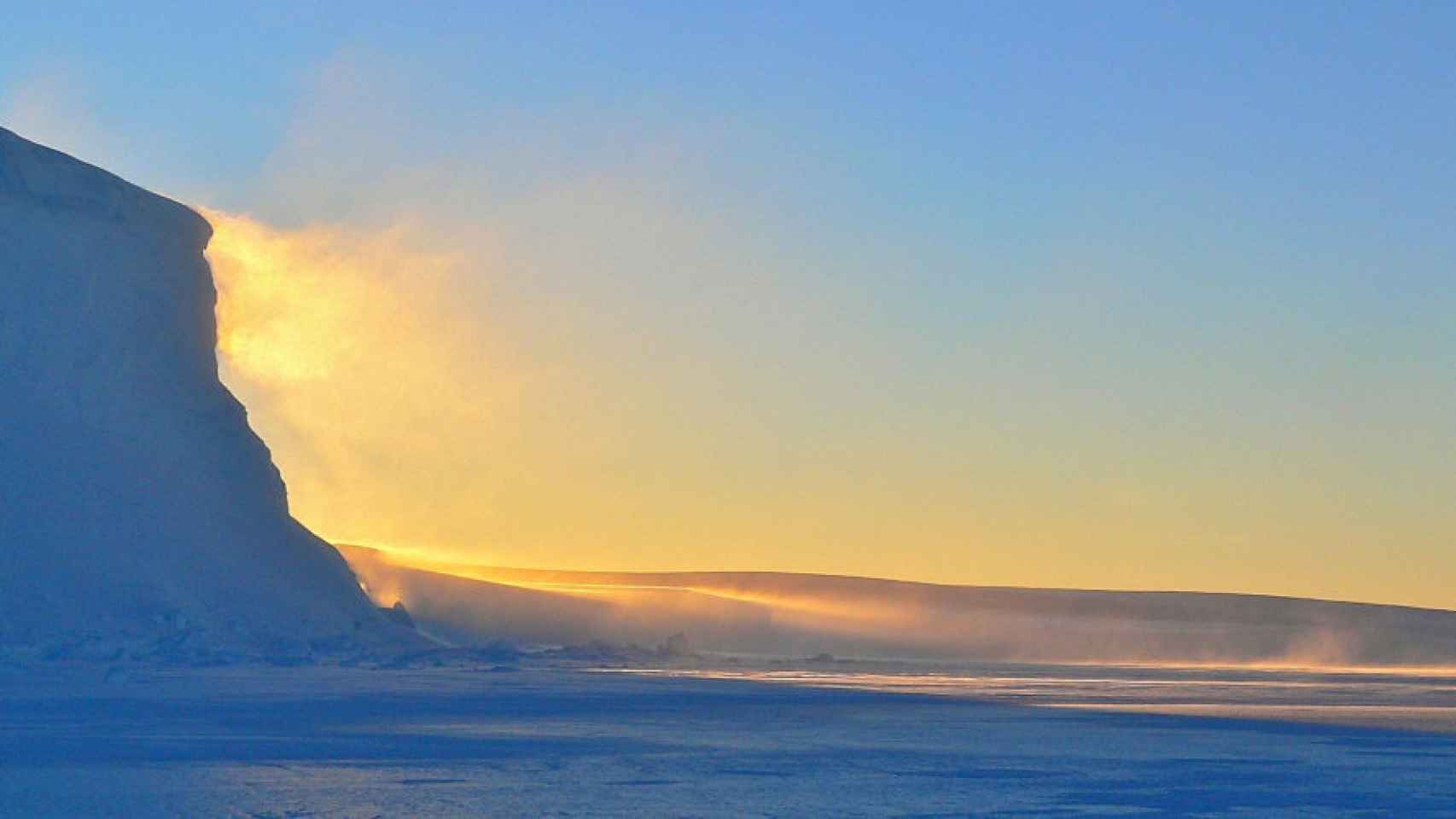 Vista de un glaciar de la Antártida al amanecer