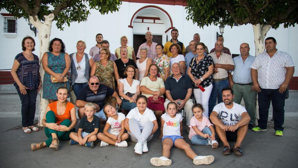 Miembros de varias generaciones de la familia De La Carrera en la plaza de la Constitución de Olivares (Sevilla).