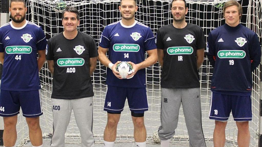 Ortega e Iker Romero, de negro, junto a tres jugadores del Hannover. Foto: die-recken.de