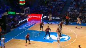 Llull lanzando un triple ante el Baskonia