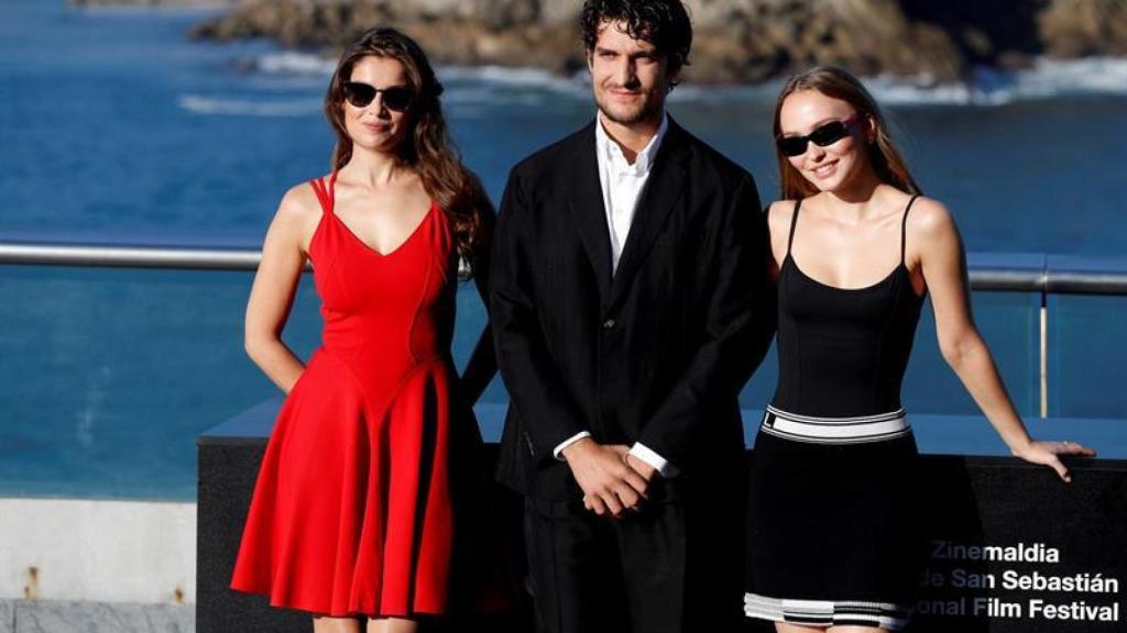 Laetitia Casta junto a su pareja y director del filme, Louis Garrel.