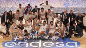 Jugadores celebrando el éxito.