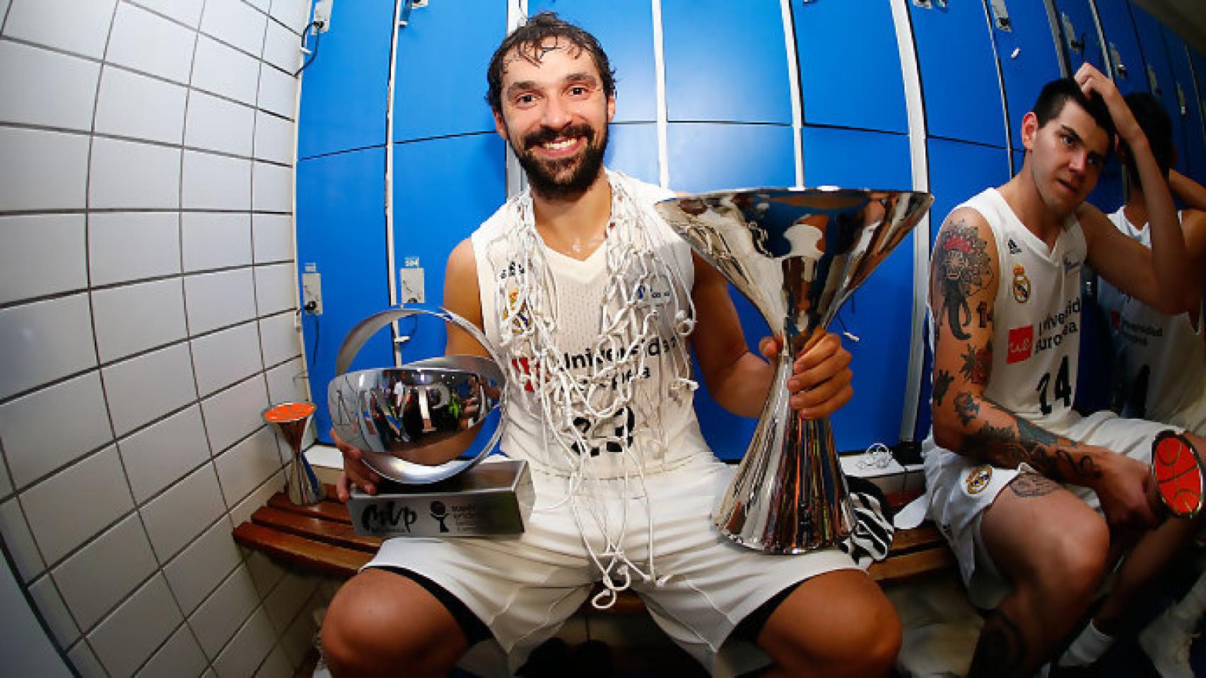 Sergio Llull con los trofeos de la Supercopa y el MVP. Foto: acb.com