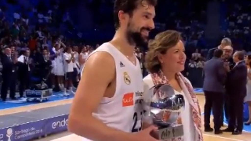 Llull recibe el premio de MVP de la Supercopa ACB