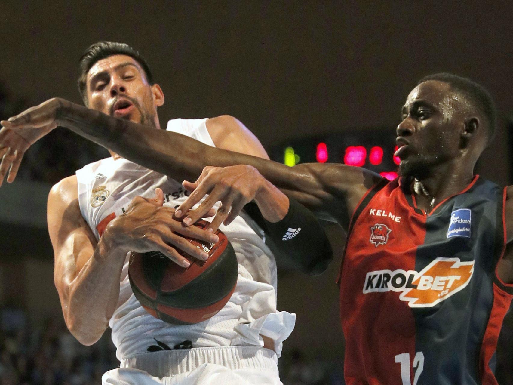 Gustavo Ayón e Ilimane Diop pelean el balón