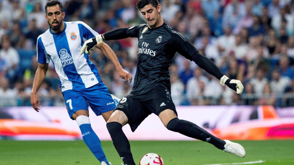 Courtois se dispone a golpear el balón ante la presión de Borja Iglesias