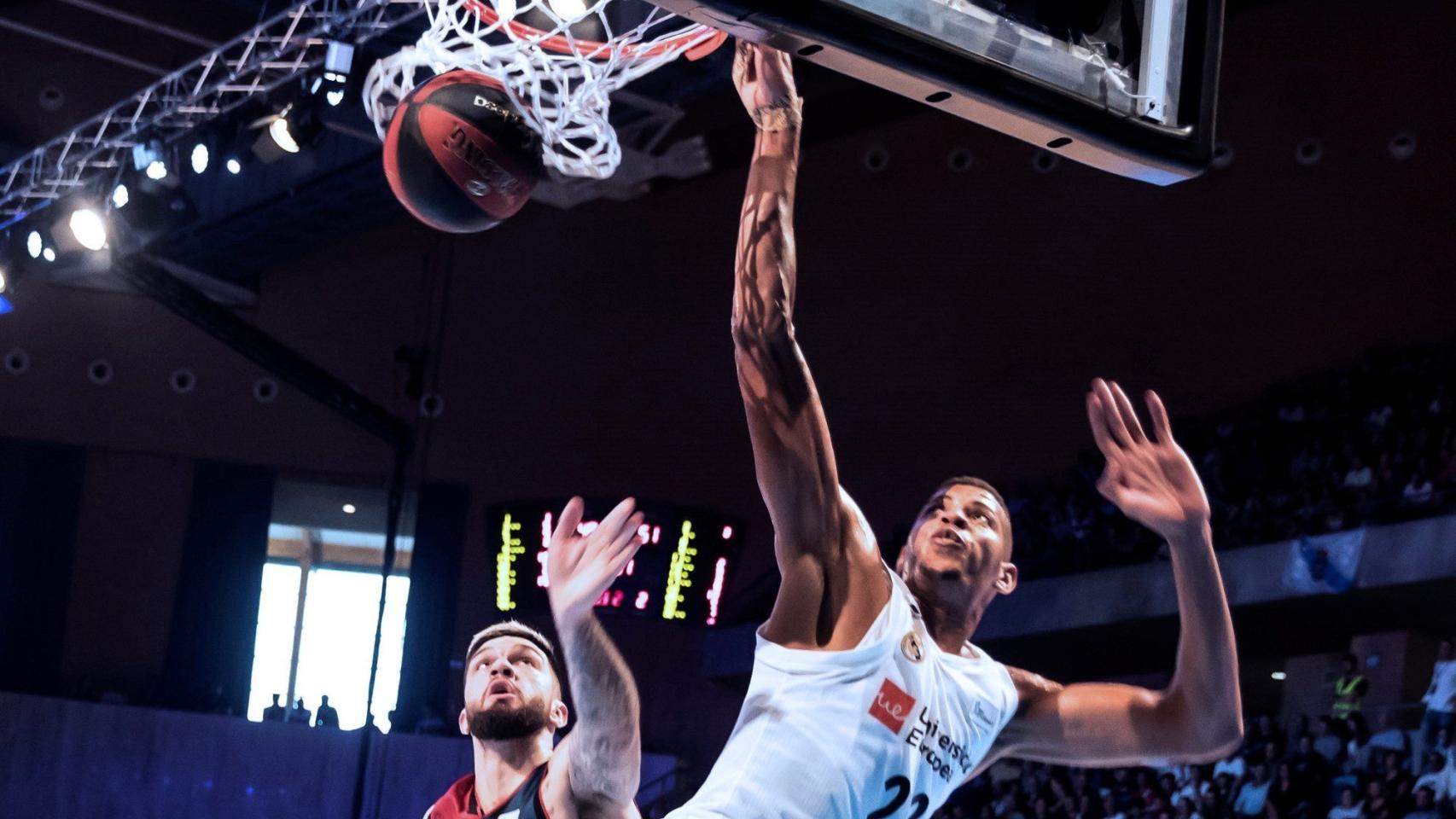 Tavares hace un mate en la final de la Supercopa ACB