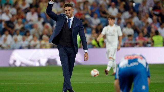 El piragüista Carlos Garrote hace el saque de honor en el Real Madrid - Espanyol