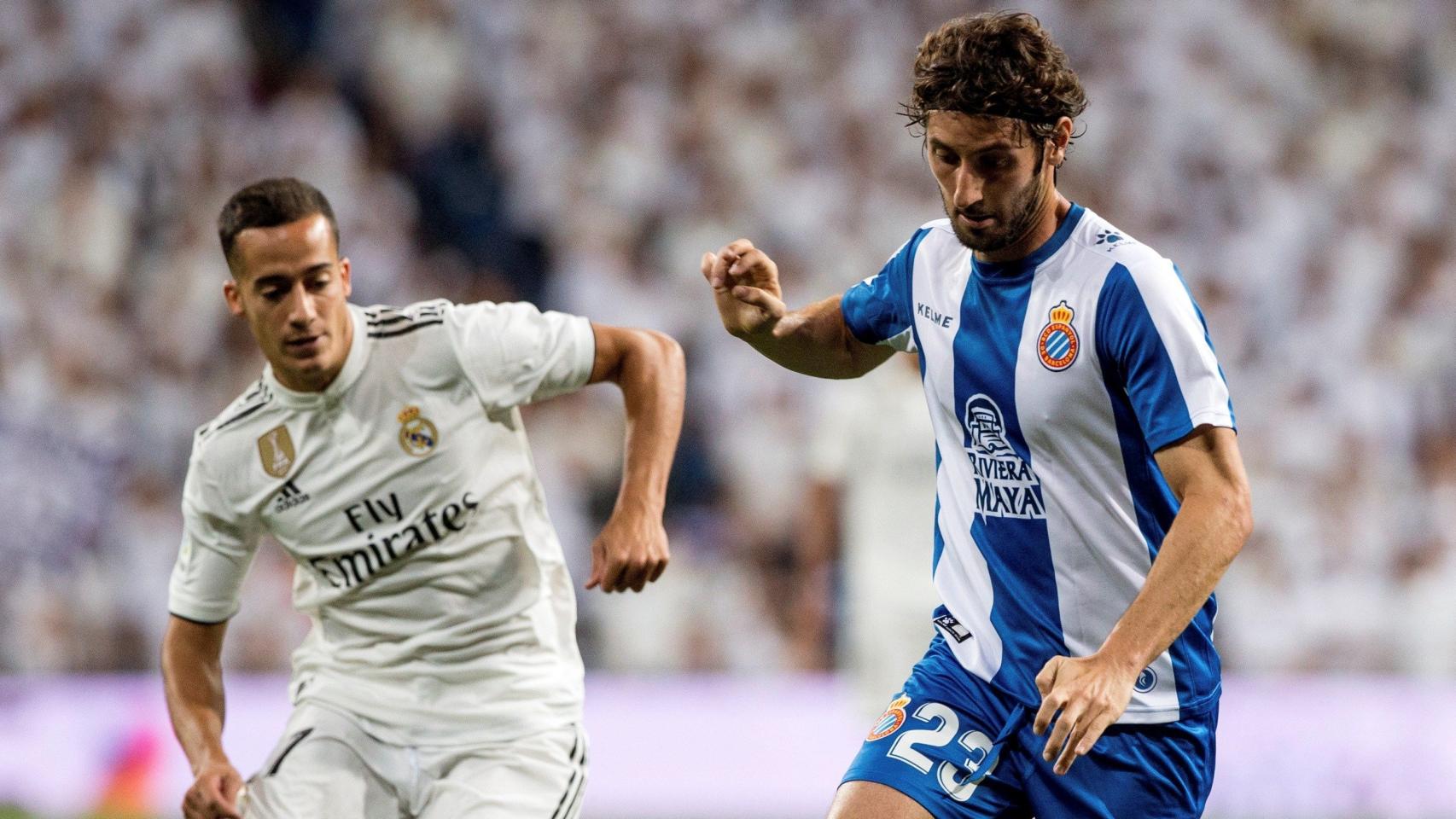 Lucas Vázquez pelea un balón con Granero