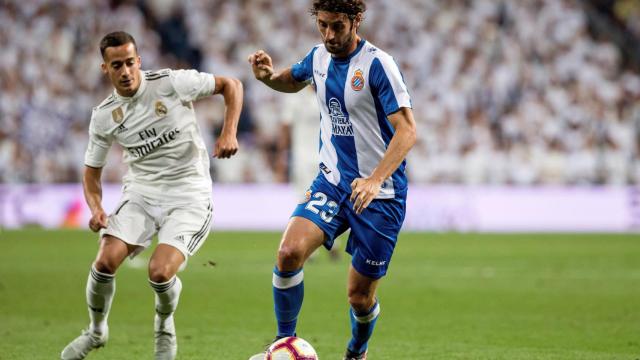 Lucas Vázquez pelea un balón con Granero, en una imagen de archivo.