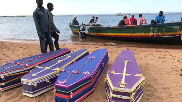 Voluntarios ayudan a recoger los cuerpos de los fallecidos tras el naufragio en Tanzania.