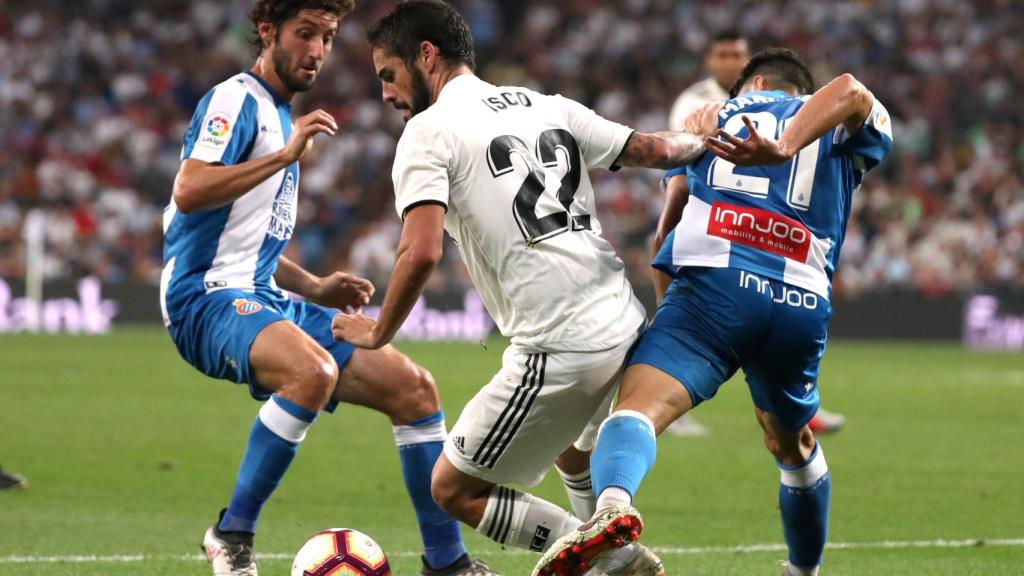 Isco, presionado por dos jugadores del Espanyol