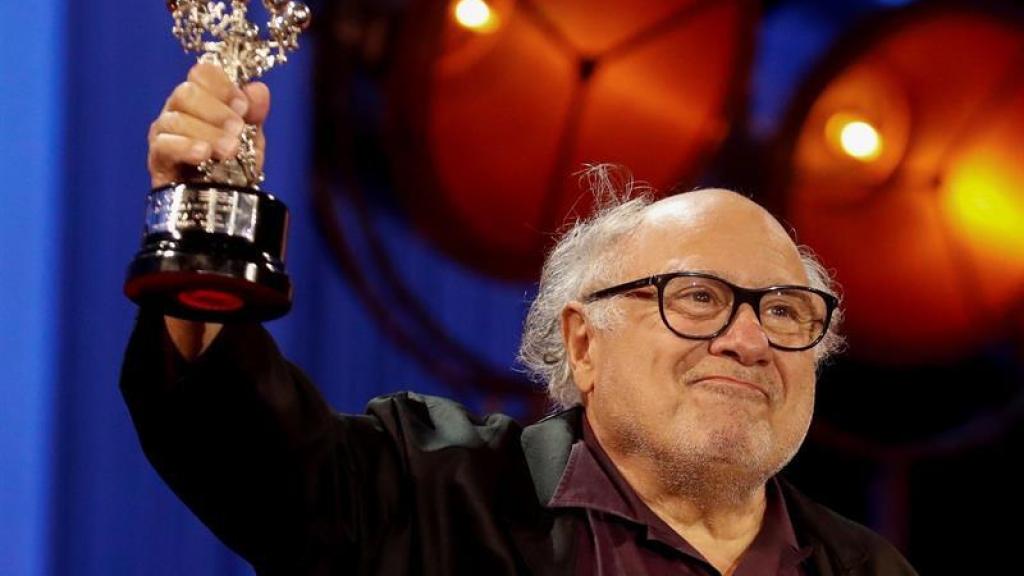 Danny DeVito con el Premio Donostia.