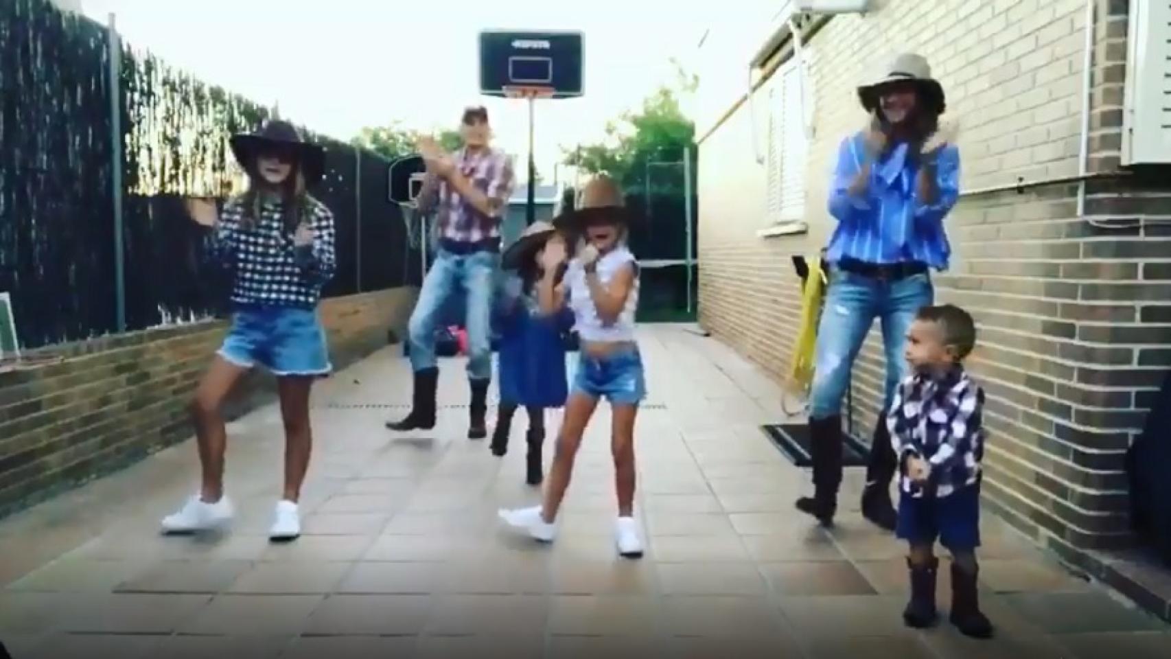 Carroll bailando junto a su familia