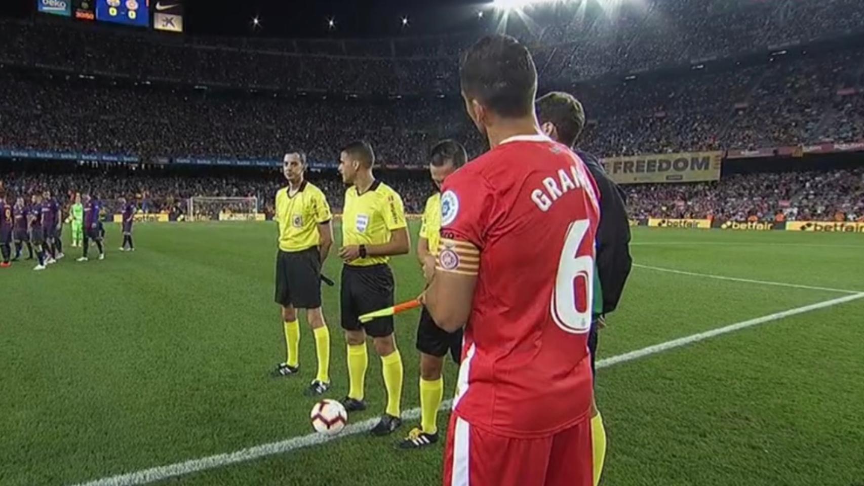 Pancartas en el Camp Nou antes del Barcelona Girona.