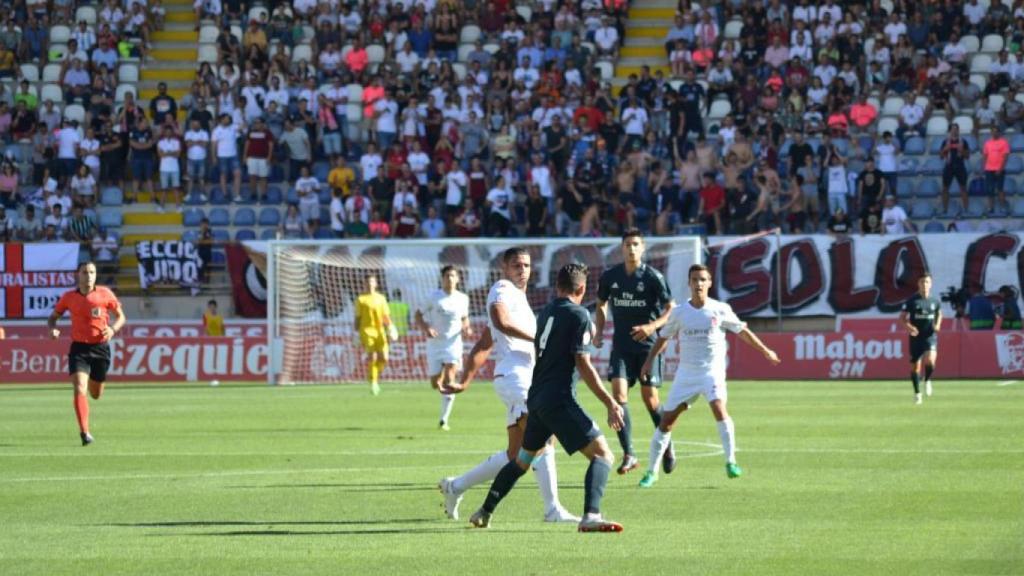 Seoane, ante la Cultural. Foto: Twitter (@CyDLeonesa)