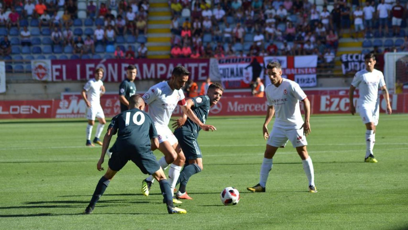 Fidalgo, defiende a un jugador de la Cultural. Foto: Twitter (@CyDLeonesa)