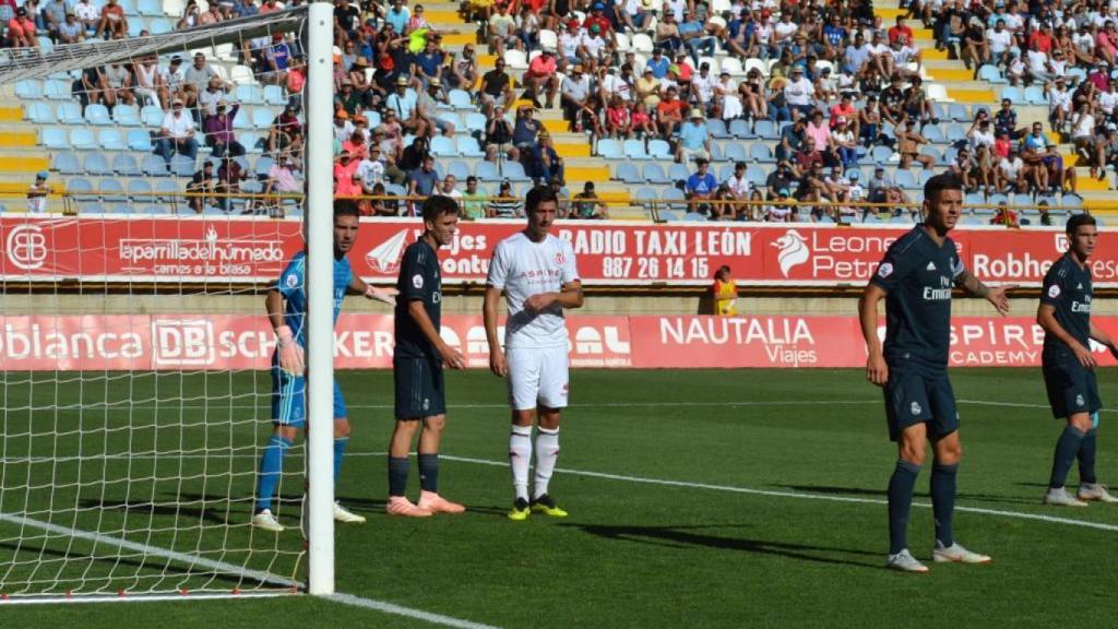 Luca, ante la Cultural Leonesa. Foto: Twitter (@CyDLeonesa)