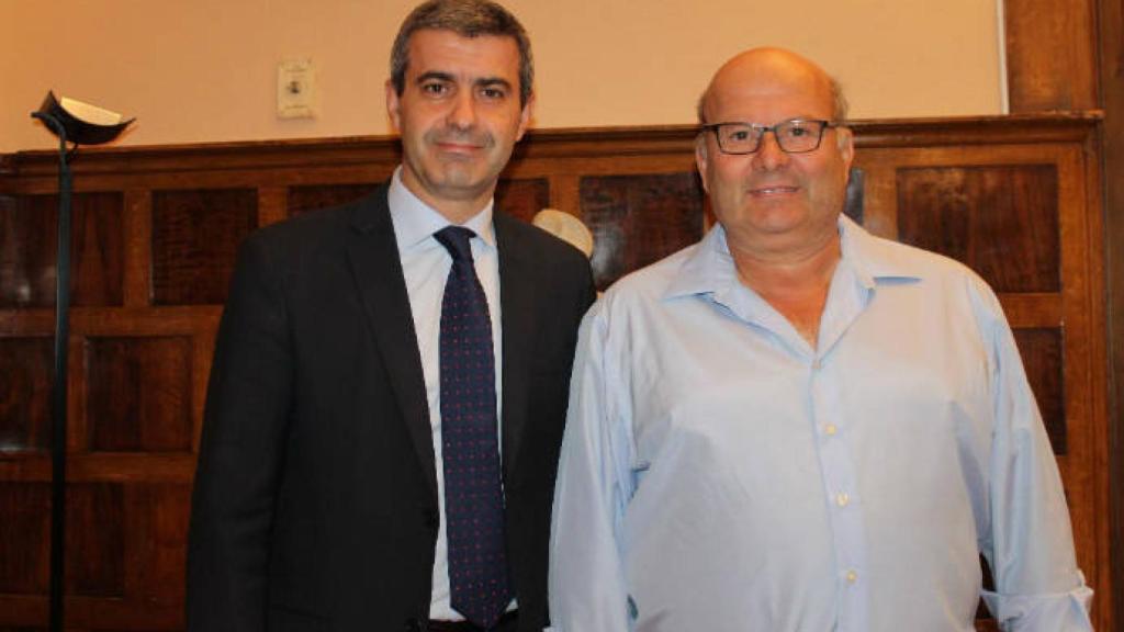 Adolfo Carretero -derecha- junto al presidente de la Diputación de Toledo Álvaro Gutiérrez en una imagen de archivo