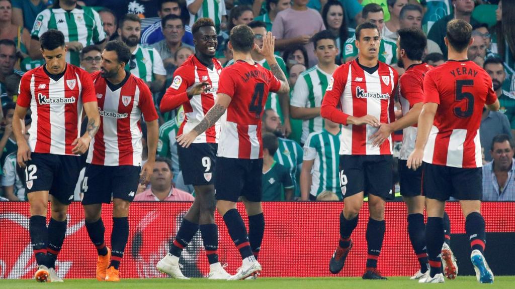 Los jugadores del Athletic celebran uno de los goles al Betis