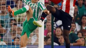 Marc Bartra durante el Real Betis - Athletic Club