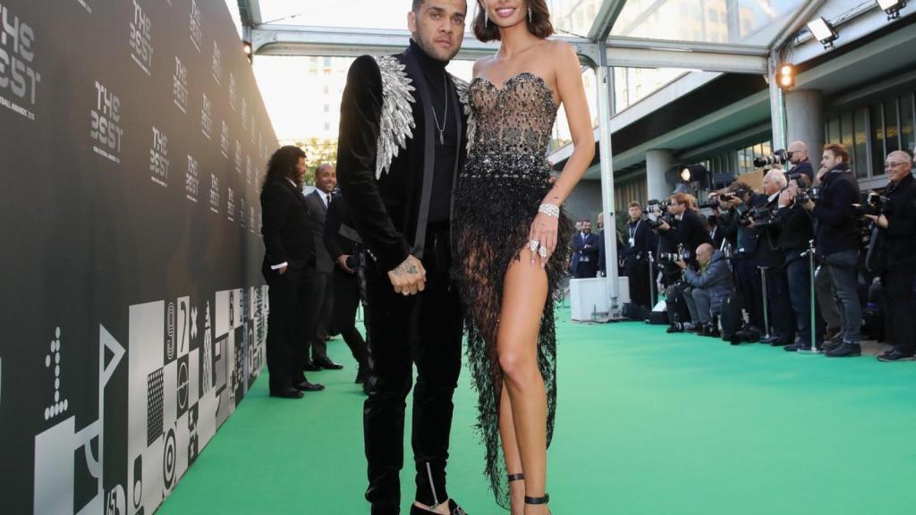 Dani Alves y su pareja en la gala de los The Best de la FIFA