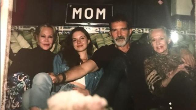 Melanie Griffith, Antonio Banderas, Stella del Carmen  y la abuela Tippi.