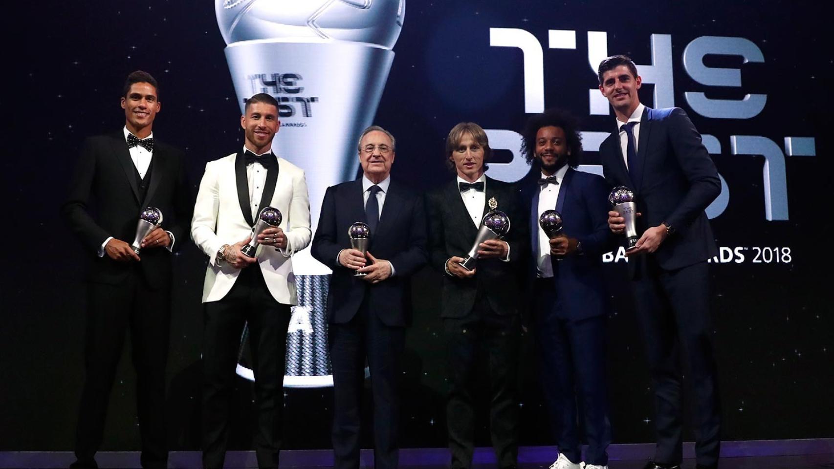 Los jugadores del Real Madrid con Florentino Pérez después de los premios The Best