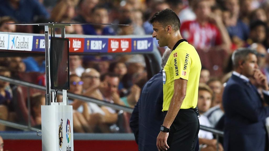 Gil Manzano observa el VAR durante el Barcelona - Girona