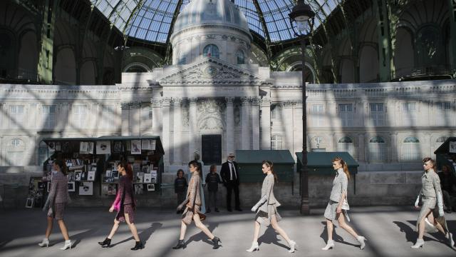 Modelos de Chanel durante un desfile en la capital francesa.