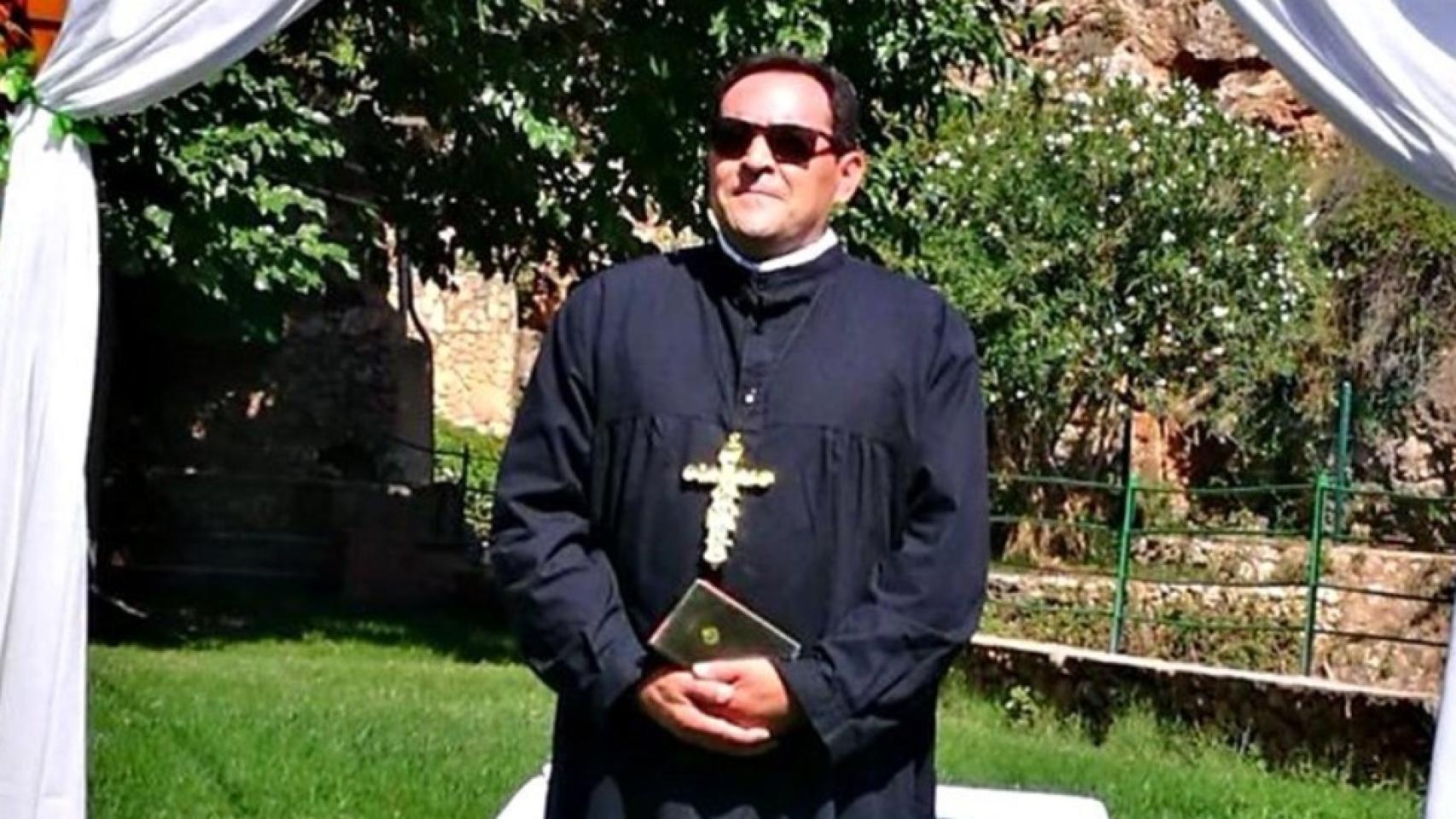 El alcalde disfrazado de sacerdote