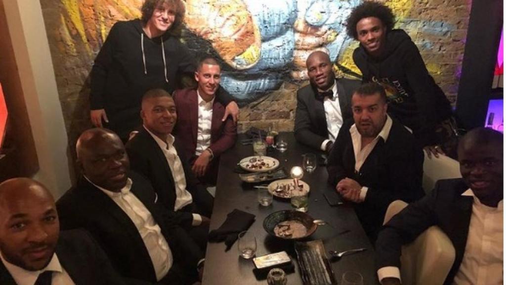 Mbappé, Hazard, Kanté, Drogba, William y David Luiz cenando tras la gala The Best. Foto: Instagram (@davidluiz_4)