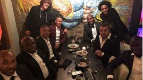 Mbappé, Hazard, Kanté, Drogba, William y David Luiz cenando tras la gala The Best. Foto: Instagram (@davidluiz_4)