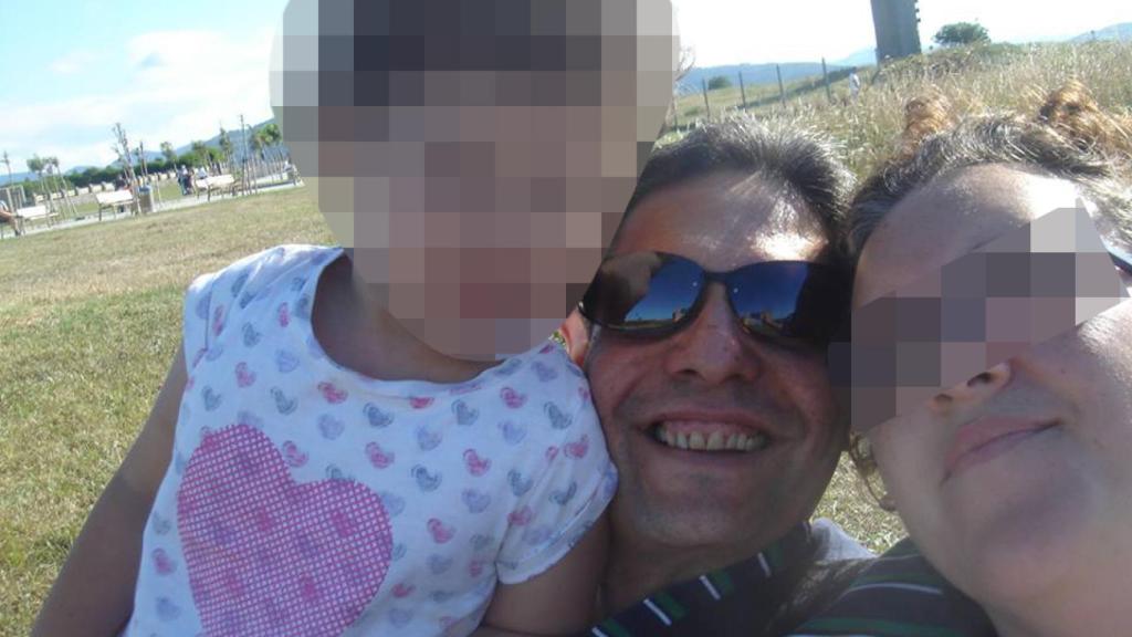 Ricardo, el parricida, con una de sus hijas y la que era su pareja.