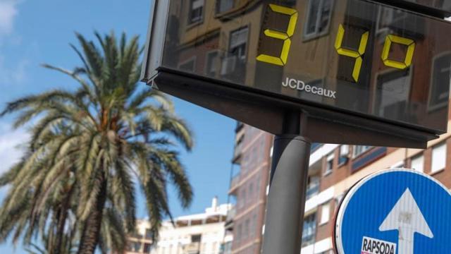 Un termómetro marcando altas temperaturas.