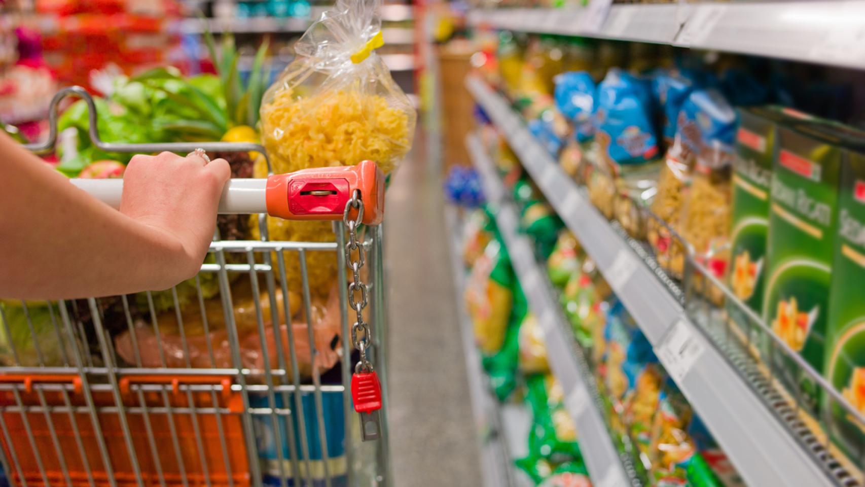 Una persona realiza la compra semanal en el supermercado.