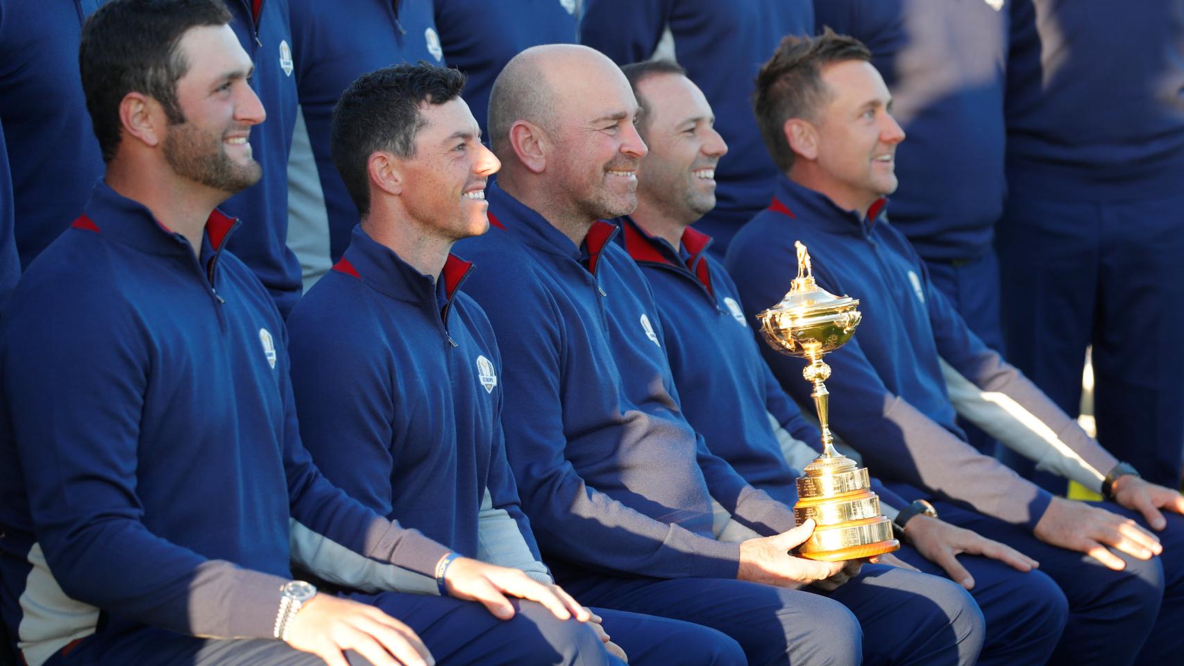 Rahm (primero por la izquierda) y García (segundo por la derecha) en la foto oficial del equipo europeo.