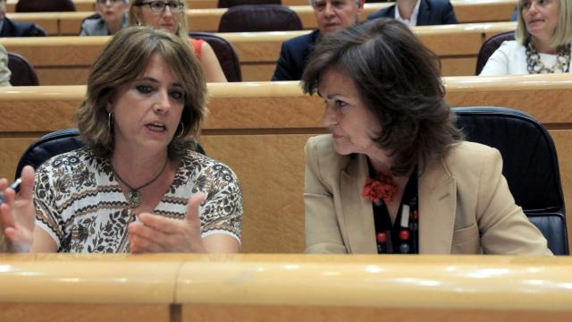 La vicepresidente, Carmen Calvo, junto a la ministra de Justicia, Dolores Delgado, este martes en el Senado.