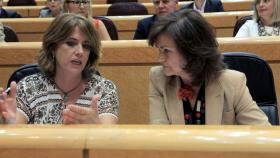 La vicepresidente, Carmen Calvo, junto a la ministra de Justicia, Dolores Delgado, este martes en el Senado.