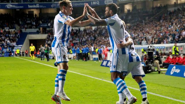 Los jugadores de la Real Sociedad celebran un gol