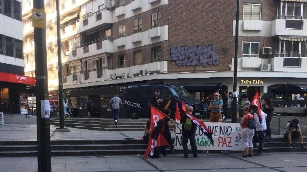 Varios trabajadores de Amazon a las puertas del juzgado.