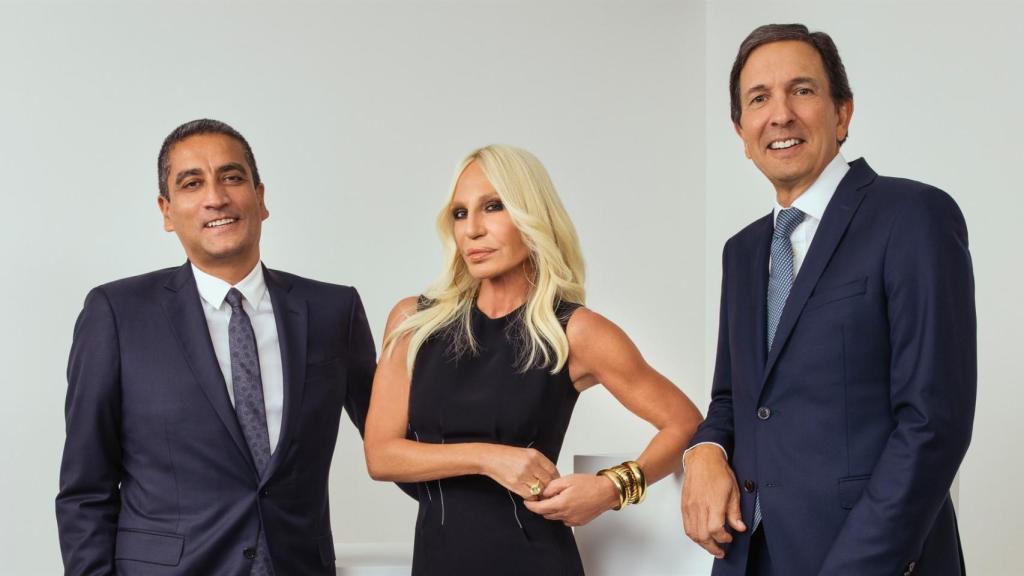 Jonathan Akeyrod, Donatella Versace y John Idol.