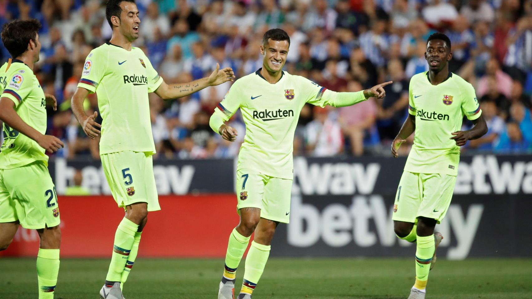 Los jugadores del Barcelona celebran el gol de Coutinho